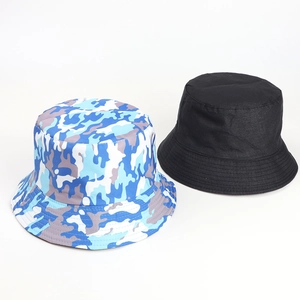 Détail du bob réversible camouflage et noir avec coutures de bordure renforcées