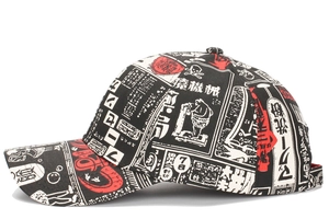 Dettaglio del cappellino giapponese con stampe grafiche rosse e motivi artistici sumo