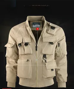 Detailansicht der khakifarbenen Tactical-Jacke mit Funktionstaschen und D-Ring-Design