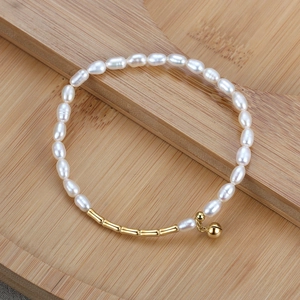 Détail du bracelet en argent S925 avec perles de riz blanches et perles tubes dorées