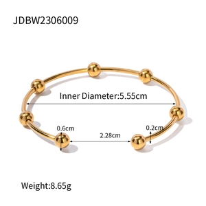 Vue détaillée des dimensions du bracelet jonc en acier doré avec billes et ouverture en C