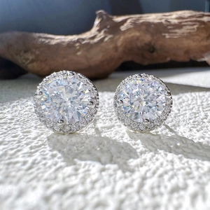 Primo piano di orecchini a lobo tondi con zircone lucido e micro pavé placcato argento