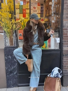 Winter-Streetstyle mit dunkelbraunem Kunstpelzmantel, Jeans und Plateau-Stiefeln
