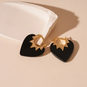 Boucles d'oreilles cœur dorées style sombre avec émail noir et détails zircon
