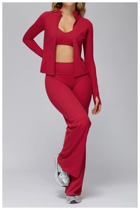 Détail de la veste de yoga rouge zippée avec tissu élastique et passe-pouces sport