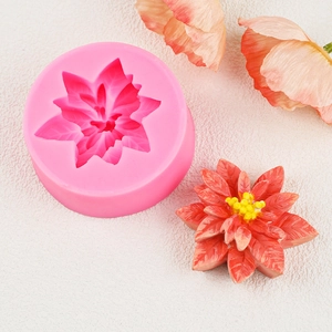 Détail du moule en silicone houx rose et décorations de gâteau en pâte à sucre
