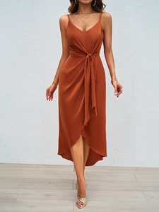 Détail d'une robe midi caramel avec ceinture à la taille et tissu drapé de haute qualité