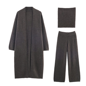 Dreiteiliges Strickset mit langem Cardigan, Schlauchoberteil und weiter Hose mit hoher Taille