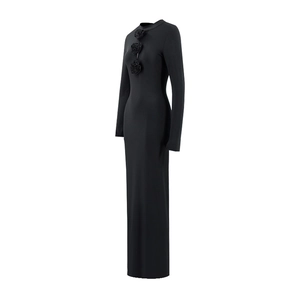 Détail de trois fleurs de rose 3D sur une robe noire ajustée à manches longues élégante