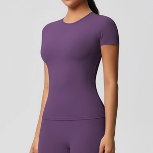 Détail du t-shirt de yoga violet ajusté montrant la texture du tissu et le col rond