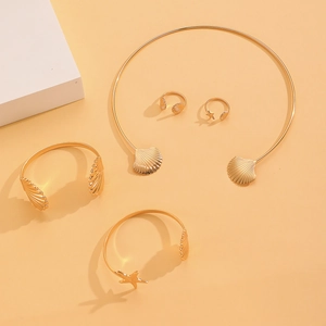Conjunto de joyas doradas de estilo océano con pulseras y anillos de concha y estrella