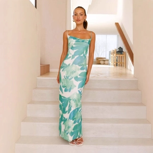 Détail de la texture florale verte et du tissu léger sur la robe longue d'été