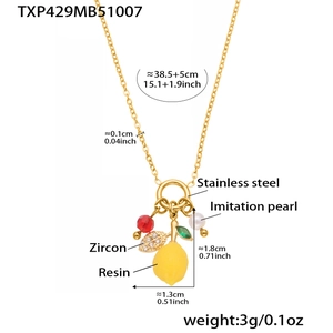 Détail macro du collier citron avec résine jaune, feuilles de zircon et perle blanche