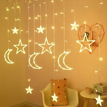Primer plano de luces LED colgantes de estrellas y lunas amarillas para decoración