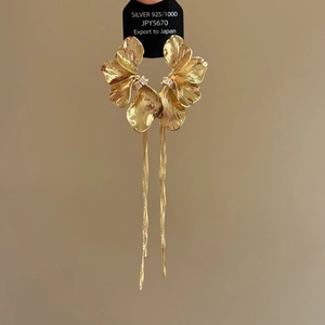 Elegant 925 silver needle gold petal tassel earrings with luxury metallic floral design