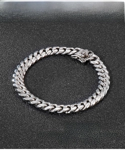 Detail of 8mm 316L stainless steel Cuban chain bracelet with corrosion resistance info