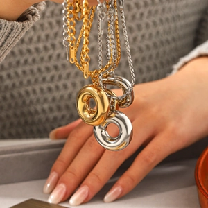 Collier minimaliste avec pendentif rond épais en or et argent avec chaîne torsadée