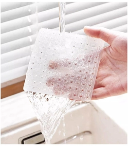 Primo piano della spazzola flessibile in silicone per verdure sciacquata sotto l'acqua