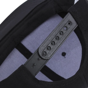 Detaillierte Nahaufnahme des verstellbaren Snapback-Verschlusses einer schwarzen Baseballkappe