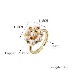 Detail des goldenen Evil-Eye-Rings mit Perle und Zirkon, zeigt 1,5 cm Durchmesser