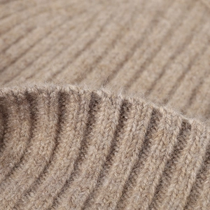Detaillierte Nahaufnahme von hochwertigem kamelfarbenem Rippstrick-Wollstoff für Wintermützen