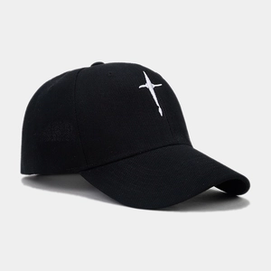 Vue détaillée de la broderie étoile blanche sur une casquette de baseball en coton noir