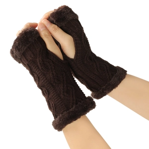 Détail de mitaines en tricot marron foncé avec bordure en fausse fourrure douce