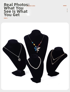 Détail de quatre supports de collier en velours noir de différentes hauteurs