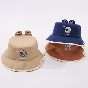 Lot de trois chapeaux de soleil dinosaures pour enfants en beige bleu marine et caramel