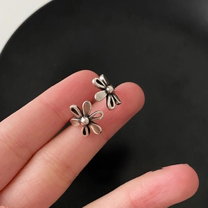 Detailed close-up of a vintage silver daisy open ring with intricate floral textures