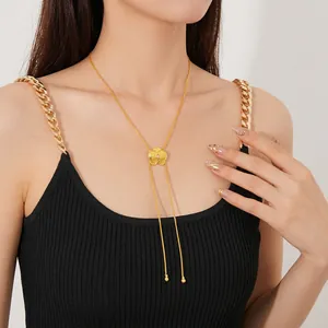 Collana a Y placcata in oro con ciondolo a fiore e zircone su un abito nero