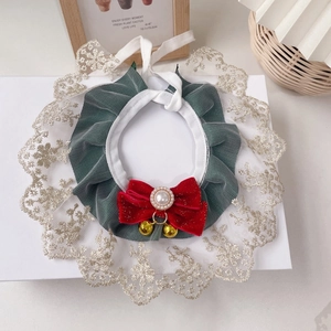 Détail du collier de Noël pour animaux en tulle vert, dentelle, nœud rouge et cloches