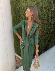 Détail de la robe en satin vert avec col en V plongeant et noeud élégant à la taille