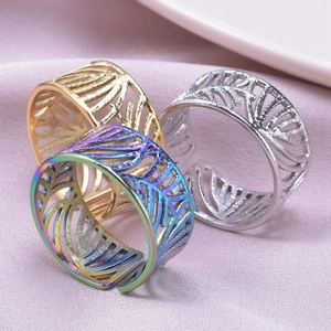 Trois bagues réglables motif feuilles en or, argent et arc-en-ciel sur soie rose