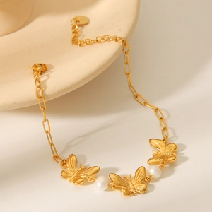 Bracelet en acier inoxydable plaqué or 18 carats avec breloques papillon et perles élégantes