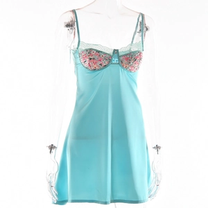 Dettaglio sottoveste in raso blu lago con pizzo floreale rosa e decorazione a fiocco