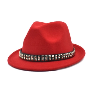 Dettaglio cappello in lana rosso con fascia in pelle nera e borchie quadrate argento