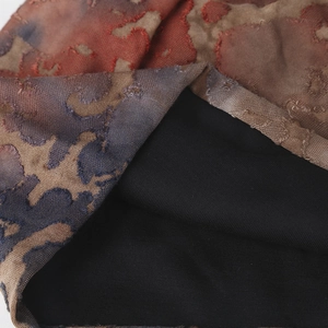Bonnet tombant effet tie-dye avec motif jacquard et doublure noire confortable