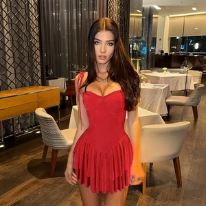 Robe courte rouge sans manches avec ourlet volanté et taille nouée, style vacances d'été