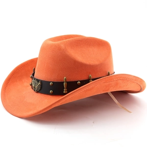 Dettaglio cappello da cowboy arancione con stemma aquila, borchie a proiettile e pelle