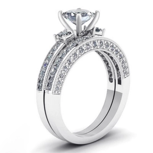 Macro-opname van de prinses-geslepen diamanten ring met pavé-zetting en milgrain rand