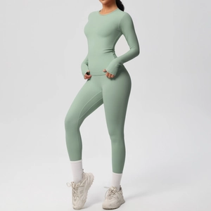 Dettaglio del set yoga verde salvia con asole per i pollici e leggings a vita alta elastica
