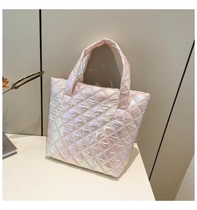 Detailansicht der gesteppten Tragetasche mit rosa irisierendem Metallic-Finish und Rautenmuster
