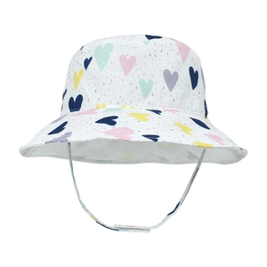 Détail du motif de cœur coloré et de la mentonnière d'un chapeau de soleil enfant