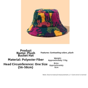 Dettaglio del cappello a secchiello in peluche con tesa da 8cm e trama in poliestere