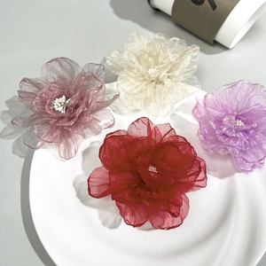 Détail de pinces à cheveux roses en organza fait main en rose, crème, rouge et violet