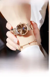 Détail d'une montre en or rose avec cadran phase lune et cristal facetté sur le poignet