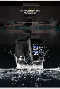 Dettaglio del bracciale smart impermeabile IP67 con display digitale immerso nell'acqua