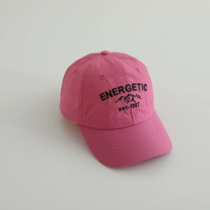 Close-up van roze sneldrogende kinderhonkbalpet met geborduurd logo