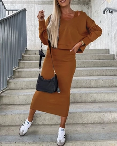 Détail d'un ensemble en tricot caramel avec un sweat à capuche et une jupe longue
